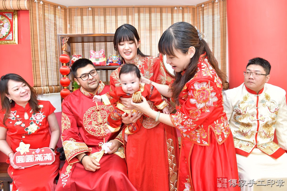 傳家手工印章高雄店、收涎、四個月、收涎餅、吉祥話、宸宸寶寶、高雄市、拍照、生日快樂