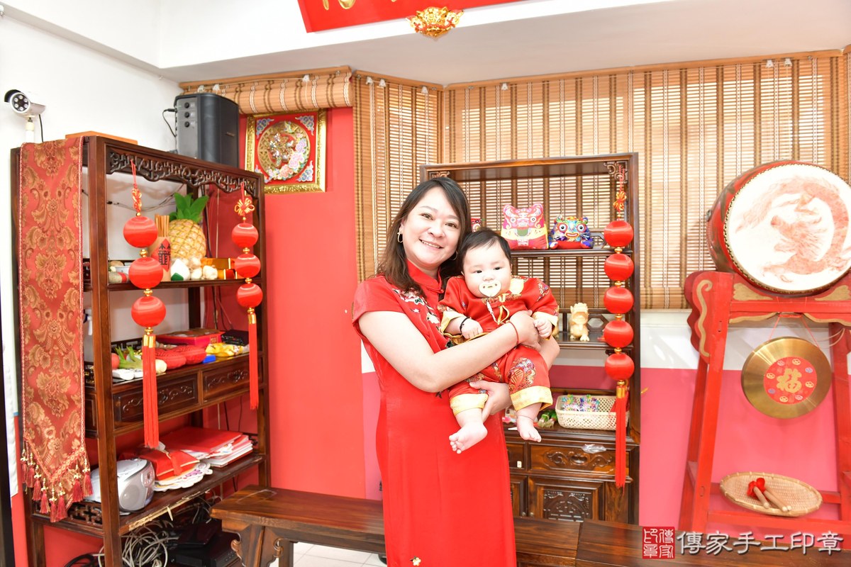 傳家手工印章高雄店、收涎、四個月、收涎餅、吉祥話、宸宸寶寶、高雄市、拍照、生日快樂