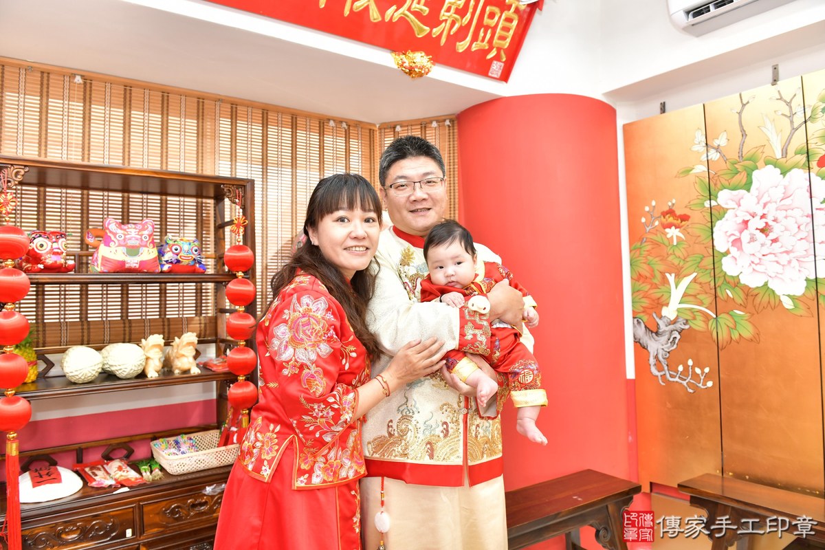 傳家手工印章高雄店、收涎、四個月、收涎餅、吉祥話、宸宸寶寶、高雄市、拍照、生日快樂