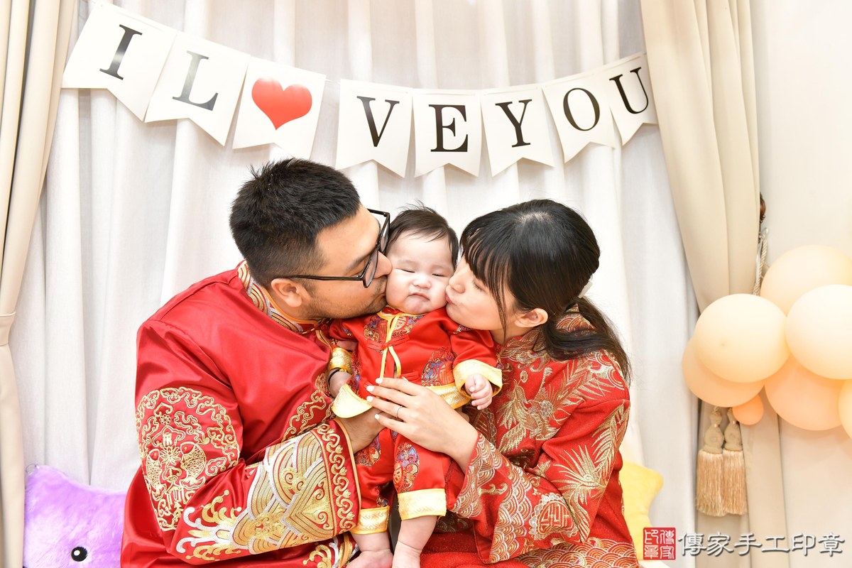 傳家手工印章高雄店、收涎、四個月、收涎餅、吉祥話、宸宸寶寶、高雄市、拍照、生日快樂