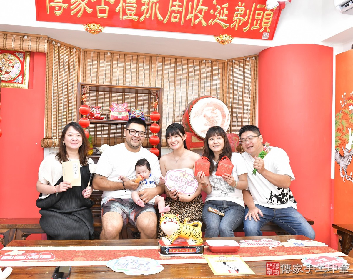 傳家手工印章高雄店、收涎、四個月、收涎餅、吉祥話、宸宸寶寶、高雄市、拍照、生日快樂