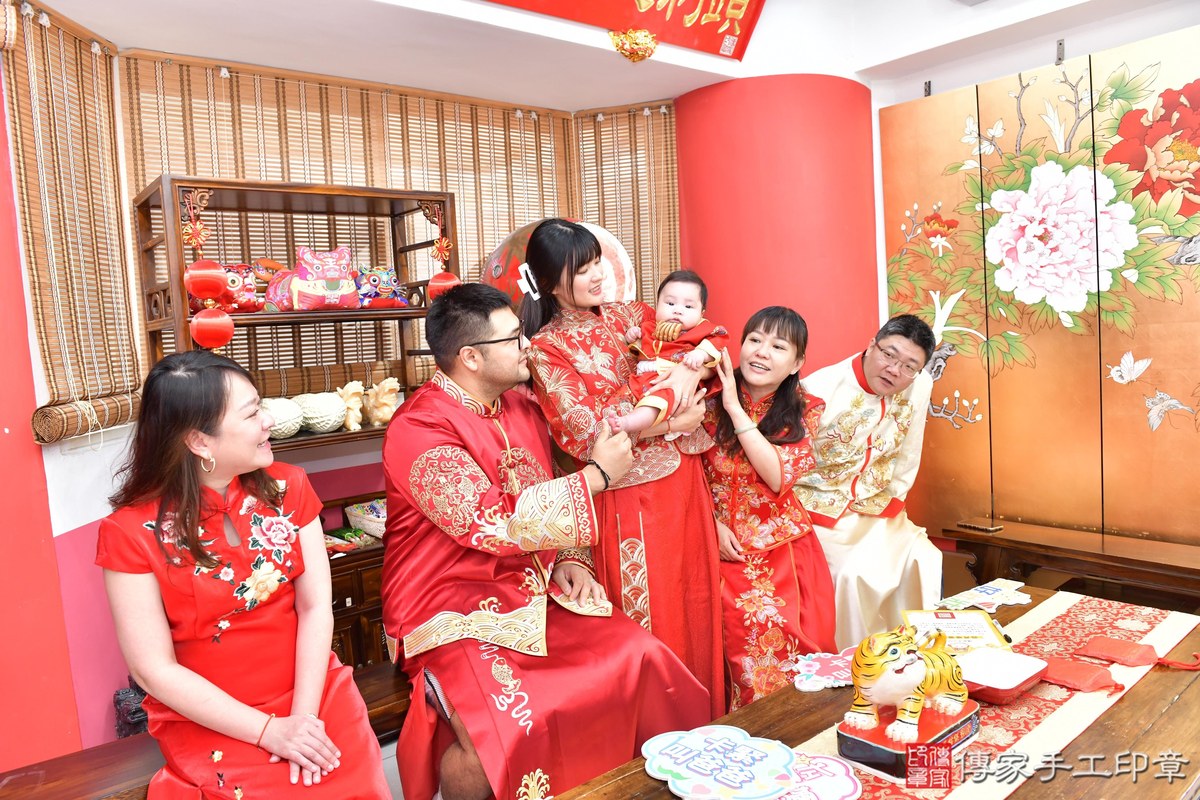 傳家手工印章高雄店、收涎、四個月、收涎餅、吉祥話、宸宸寶寶、高雄市、拍照、生日快樂