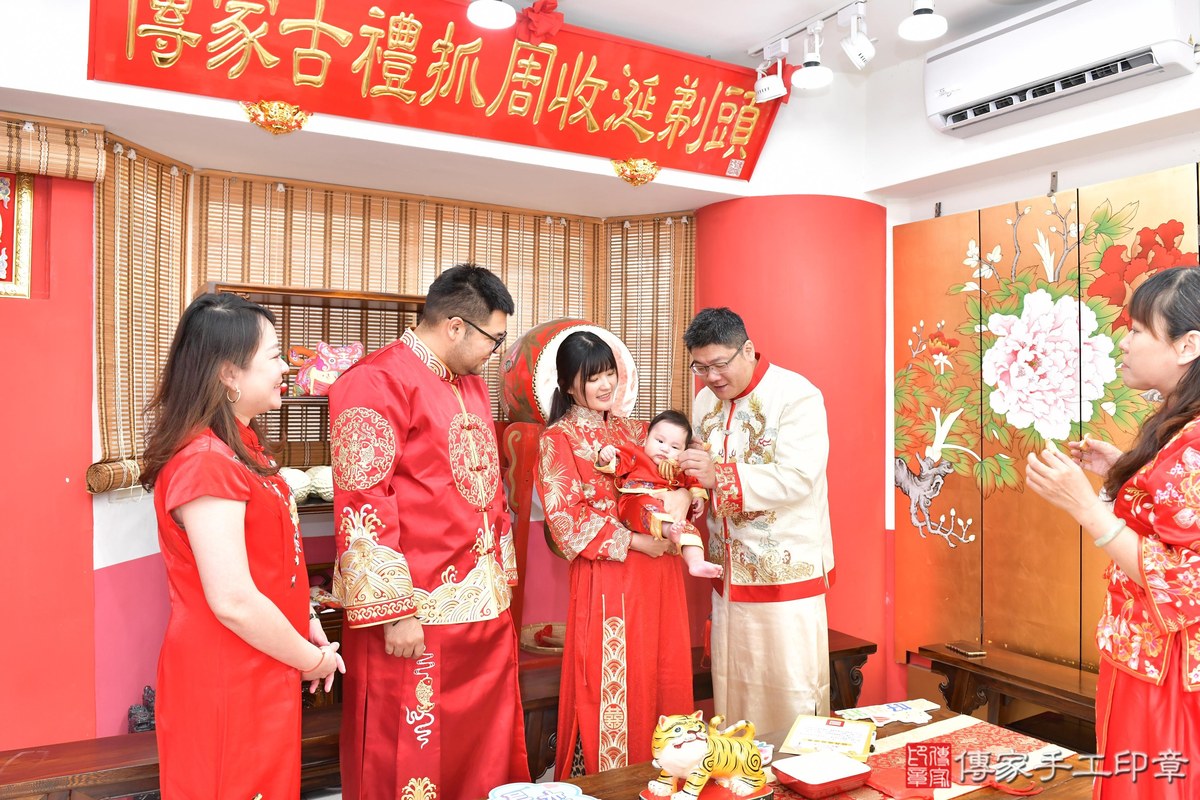 傳家手工印章高雄店、收涎、四個月、收涎餅、吉祥話、宸宸寶寶、高雄市、拍照、生日快樂