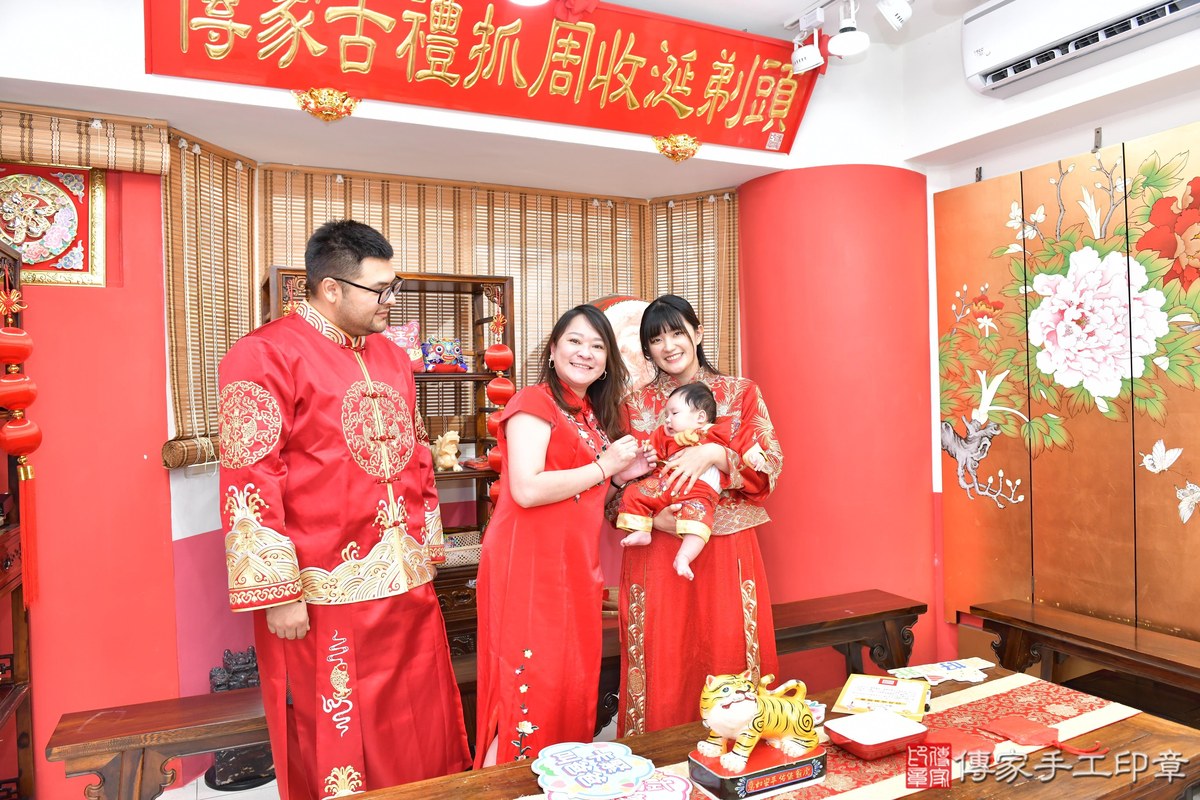 傳家手工印章高雄店、收涎、四個月、收涎餅、吉祥話、宸宸寶寶、高雄市、拍照、生日快樂