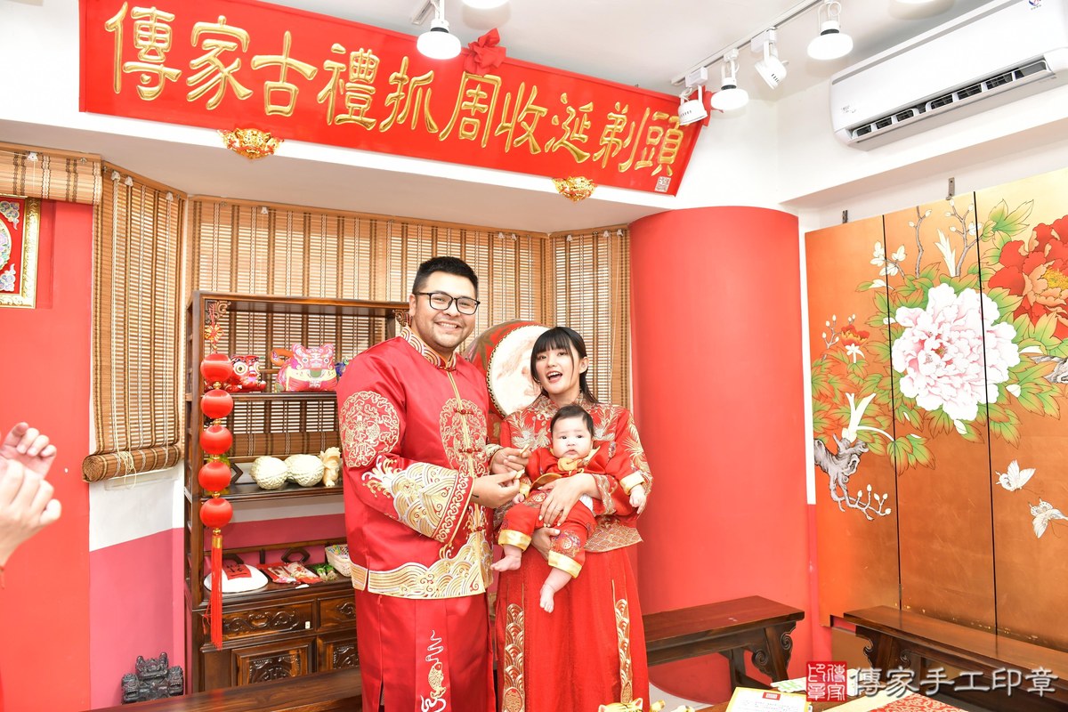 傳家手工印章高雄店、收涎、四個月、收涎餅、吉祥話、宸宸寶寶、高雄市、拍照、生日快樂