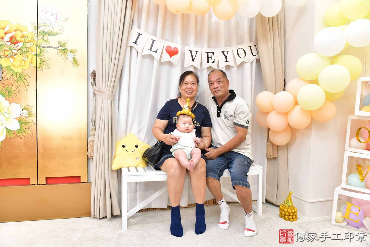 傳家手工印章高雄店、收涎、四個月、收涎餅、吉祥話、小冠寶寶、高雄市、拍照、生日快樂