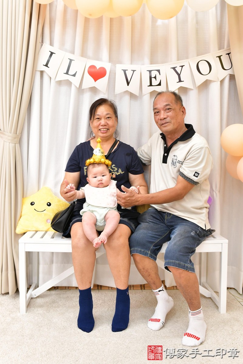 傳家手工印章高雄店、收涎、四個月、收涎餅、吉祥話、小冠寶寶、高雄市、拍照、生日快樂