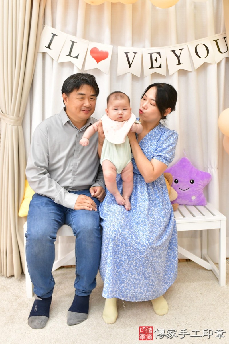 傳家手工印章高雄店、收涎、四個月、收涎餅、吉祥話、小冠寶寶、高雄市、拍照、生日快樂