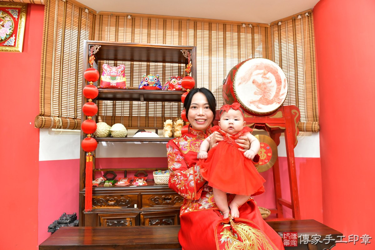 傳家手工印章高雄店、收涎、四個月、收涎餅、吉祥話、小冠寶寶、高雄市、拍照、生日快樂