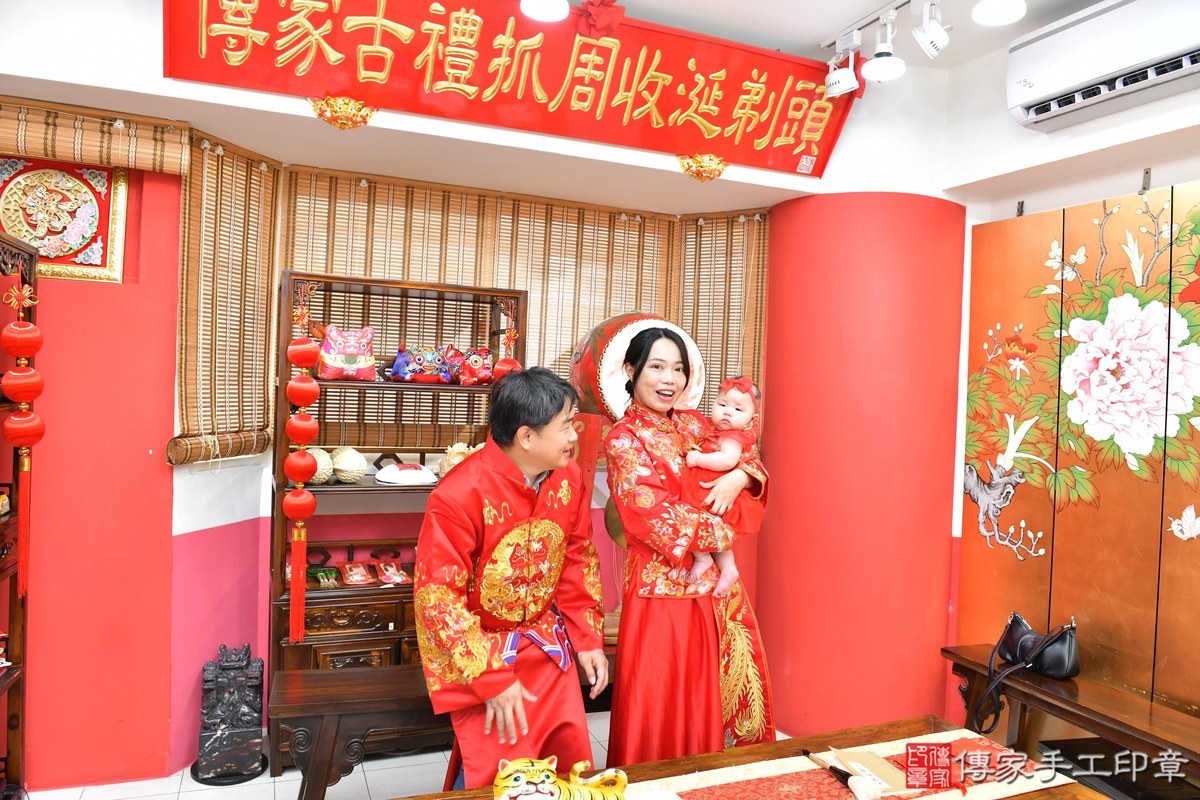 傳家手工印章高雄店、收涎、四個月、收涎餅、吉祥話、小冠寶寶、高雄市、拍照、生日快樂