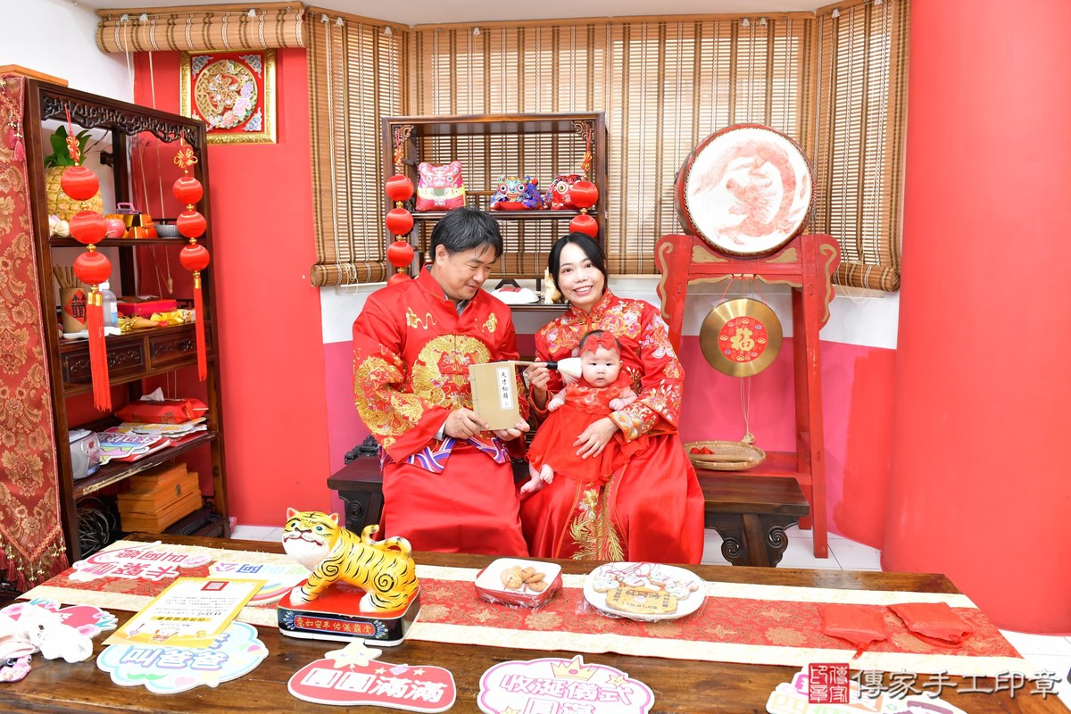傳家手工印章高雄店、收涎、四個月、收涎餅、吉祥話、小冠寶寶、高雄市、拍照、生日快樂