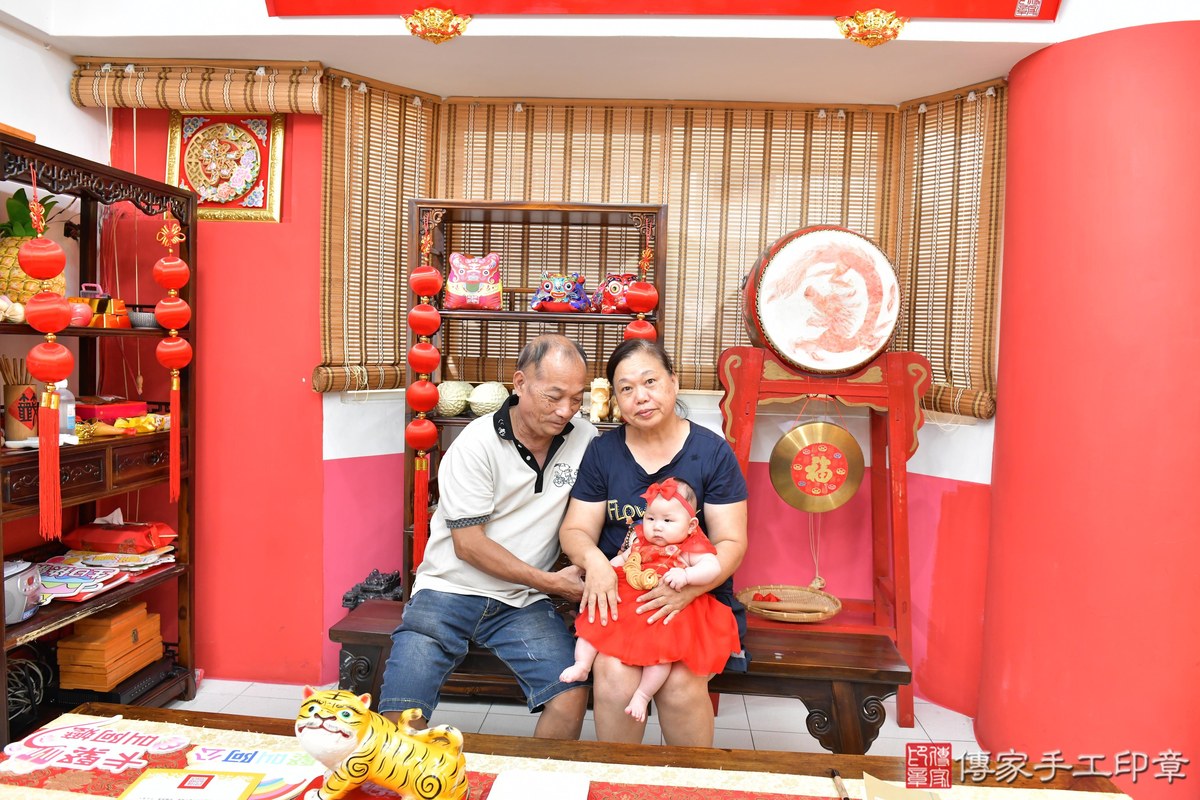 傳家手工印章高雄店、收涎、四個月、收涎餅、吉祥話、小冠寶寶、高雄市、拍照、生日快樂