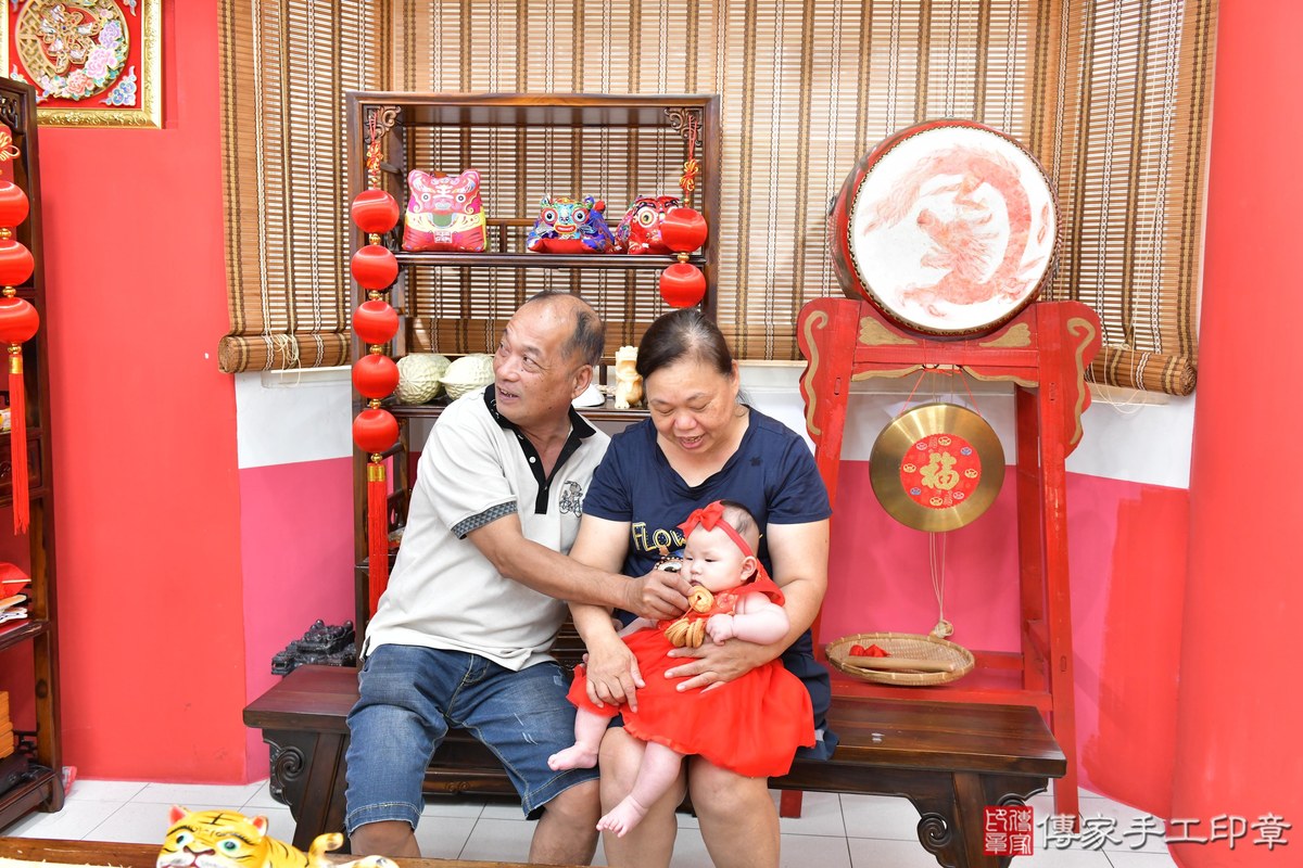傳家手工印章高雄店、收涎、四個月、收涎餅、吉祥話、小冠寶寶、高雄市、拍照、生日快樂