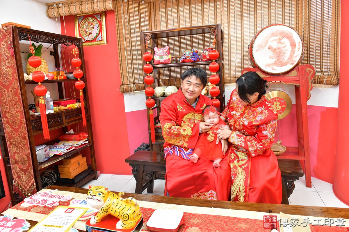 傳家手工印章高雄店、收涎、四個月、收涎餅、吉祥話、小冠寶寶、高雄市、拍照、生日快樂