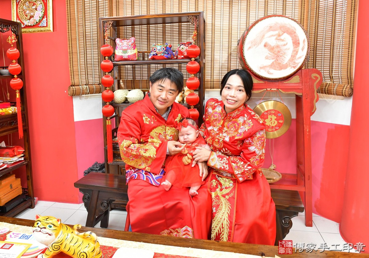 傳家手工印章高雄店、收涎、四個月、收涎餅、吉祥話、小冠寶寶、高雄市、拍照、生日快樂