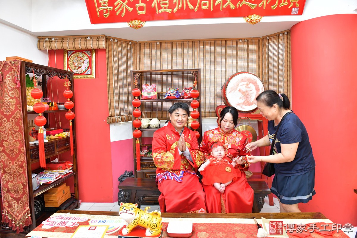 傳家手工印章高雄店、收涎、四個月、收涎餅、吉祥話、小冠寶寶、高雄市、拍照、生日快樂
