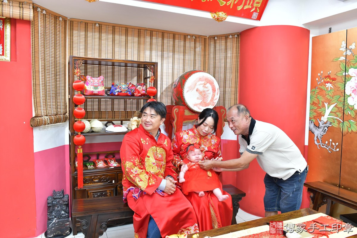 傳家手工印章高雄店、收涎、四個月、收涎餅、吉祥話、小冠寶寶、高雄市、拍照、生日快樂