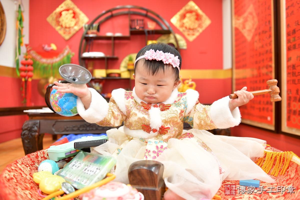 傳家手工印章桃園店、抓周、度晬、中國風會場、抓周道具物品、抓周證書、滿周歲、小妮寶寶、桃園市、拍照、生日快樂