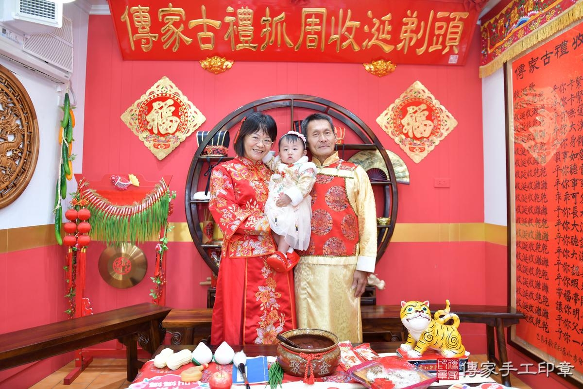 傳家手工印章桃園店、抓周、度晬、中國風會場、抓周道具物品、抓周證書、滿周歲、小妮寶寶、桃園市、拍照、生日快樂