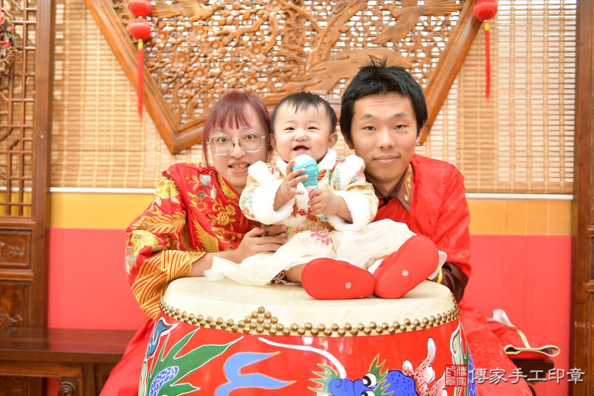 傳家手工印章桃園店、抓周、度晬、中國風會場、抓周道具物品、抓周證書、滿周歲、小妮寶寶、桃園市、拍照、生日快樂