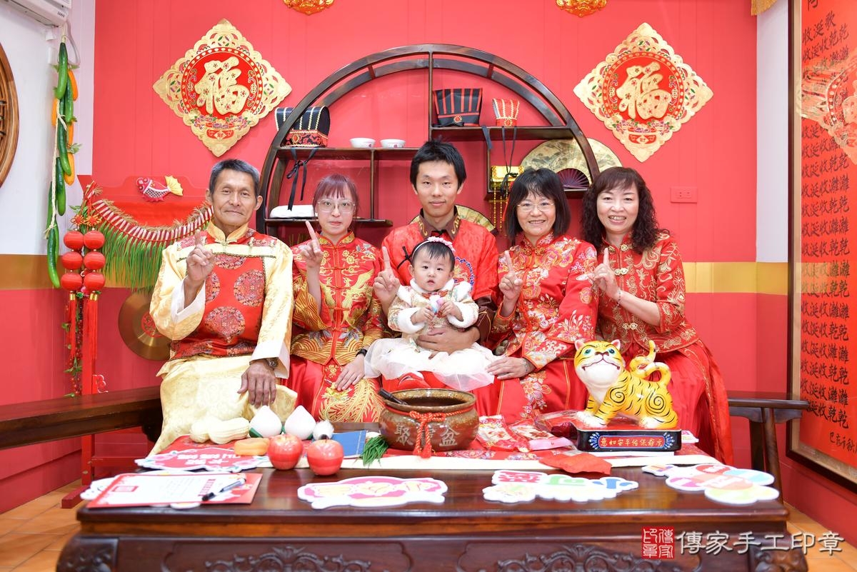 傳家手工印章桃園店、抓周、度晬、中國風會場、抓周道具物品、抓周證書、滿周歲、小妮寶寶、桃園市、拍照、生日快樂