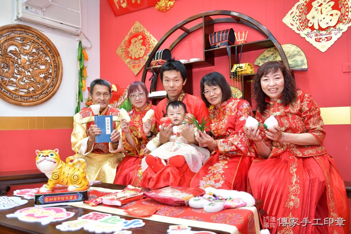 傳家手工印章桃園店、抓周、度晬、中國風會場、抓周道具物品、抓周證書、滿周歲、小妮寶寶、桃園市、拍照、生日快樂