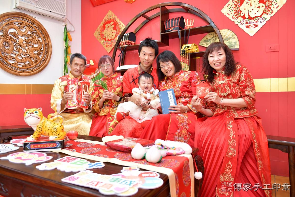 傳家手工印章桃園店、抓周、度晬、中國風會場、抓周道具物品、抓周證書、滿周歲、小妮寶寶、桃園市、拍照、生日快樂