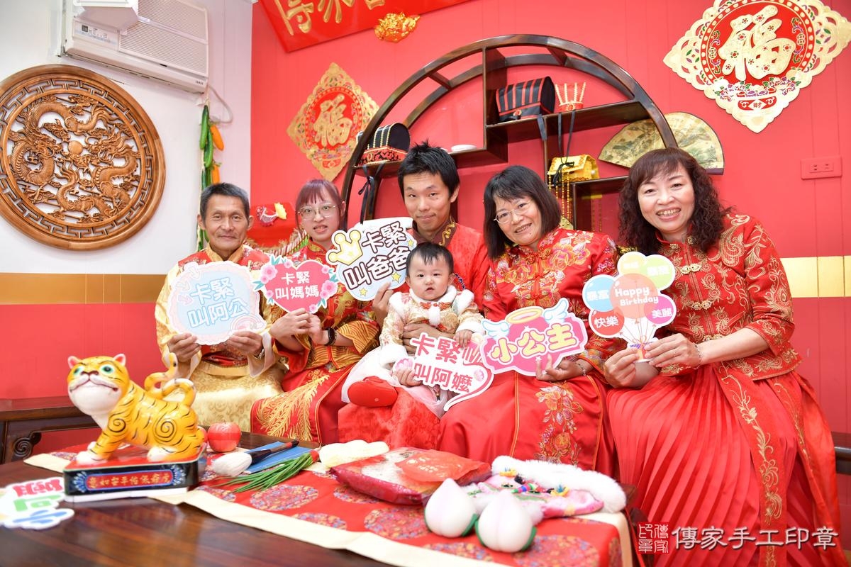 傳家手工印章桃園店、抓周、度晬、中國風會場、抓周道具物品、抓周證書、滿周歲、小妮寶寶、桃園市、拍照、生日快樂