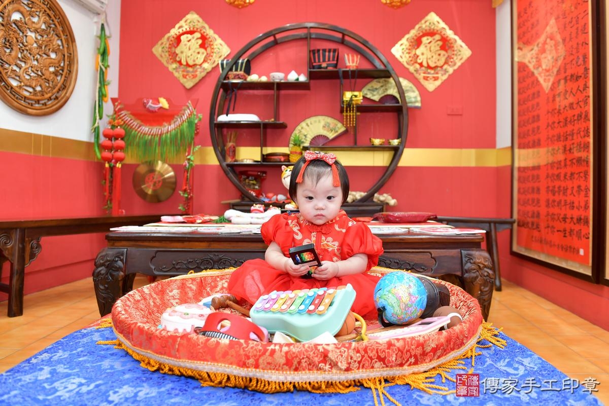 傳家手工印章桃園店、抓周、度晬、中國風會場、抓周道具物品、抓周證書、滿周歲、小語寶寶、桃園市、拍照、生日快樂