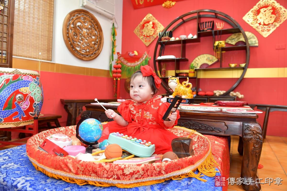 傳家手工印章桃園店、抓周、度晬、中國風會場、抓周道具物品、抓周證書、滿周歲、小語寶寶、桃園市、拍照、生日快樂