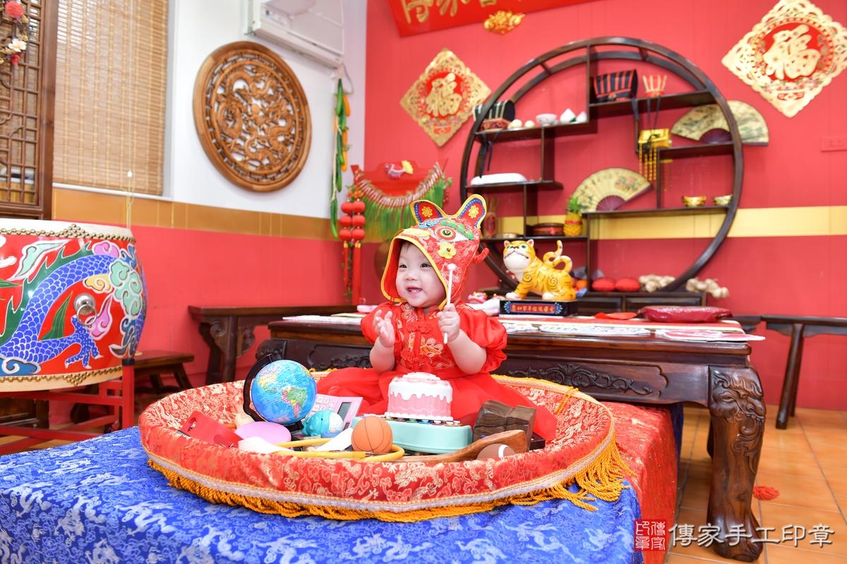 傳家手工印章桃園店、抓周、度晬、中國風會場、抓周道具物品、抓周證書、滿周歲、小語寶寶、桃園市、拍照、生日快樂