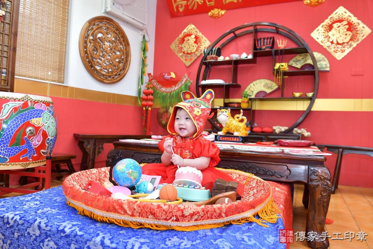 傳家手工印章桃園店、抓周、度晬、中國風會場、抓周道具物品、抓周證書、滿周歲、小語寶寶、桃園市、拍照、生日快樂