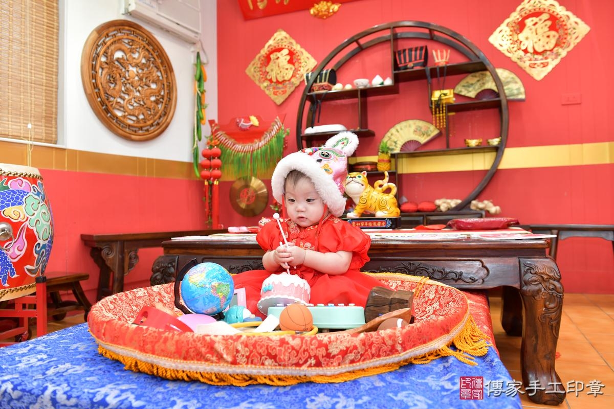 傳家手工印章桃園店、抓周、度晬、中國風會場、抓周道具物品、抓周證書、滿周歲、小語寶寶、桃園市、拍照、生日快樂