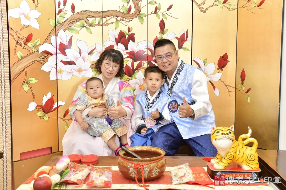 傳家手工印章新竹店、抓周、度晬、中國風會場、抓周道具物品、抓周證書、滿周歲、銓銓寶寶、新竹市、拍照、生日快樂
