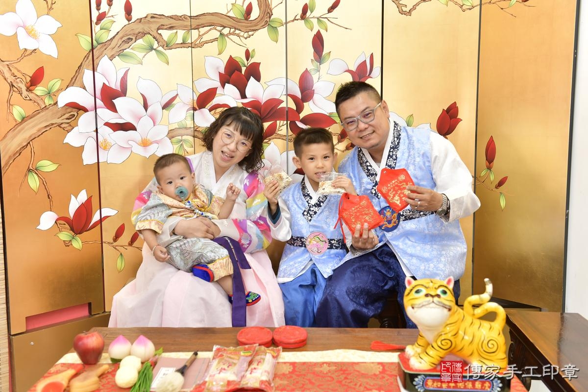 傳家手工印章新竹店、抓周、度晬、中國風會場、抓周道具物品、抓周證書、滿周歲、銓銓寶寶、新竹市、拍照、生日快樂