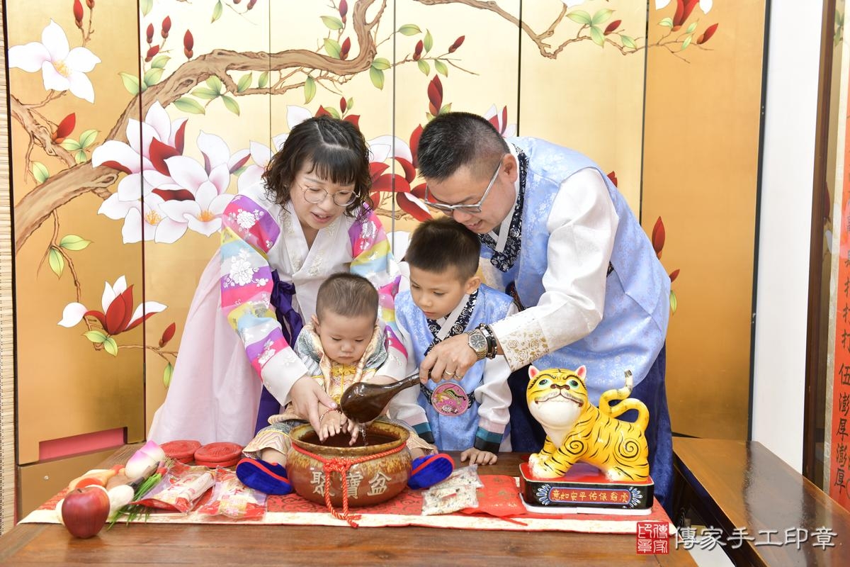 傳家手工印章新竹店、抓周、度晬、中國風會場、抓周道具物品、抓周證書、滿周歲、銓銓寶寶、新竹市、拍照、生日快樂