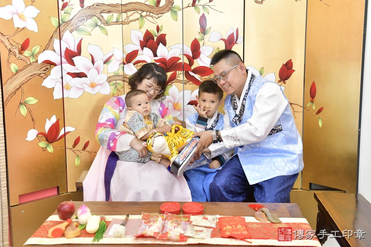 傳家手工印章新竹店、抓周、度晬、中國風會場、抓周道具物品、抓周證書、滿周歲、銓銓寶寶、新竹市、拍照、生日快樂