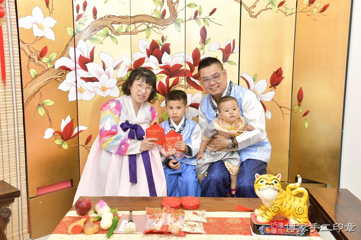 傳家手工印章新竹店、抓周、度晬、中國風會場、抓周道具物品、抓周證書、滿周歲、銓銓寶寶、新竹市、拍照、生日快樂