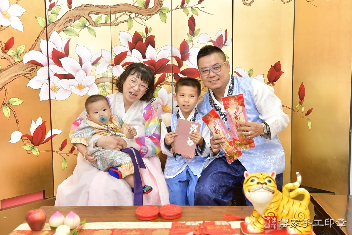 傳家手工印章新竹店、抓周、度晬、中國風會場、抓周道具物品、抓周證書、滿周歲、銓銓寶寶、新竹市、拍照、生日快樂