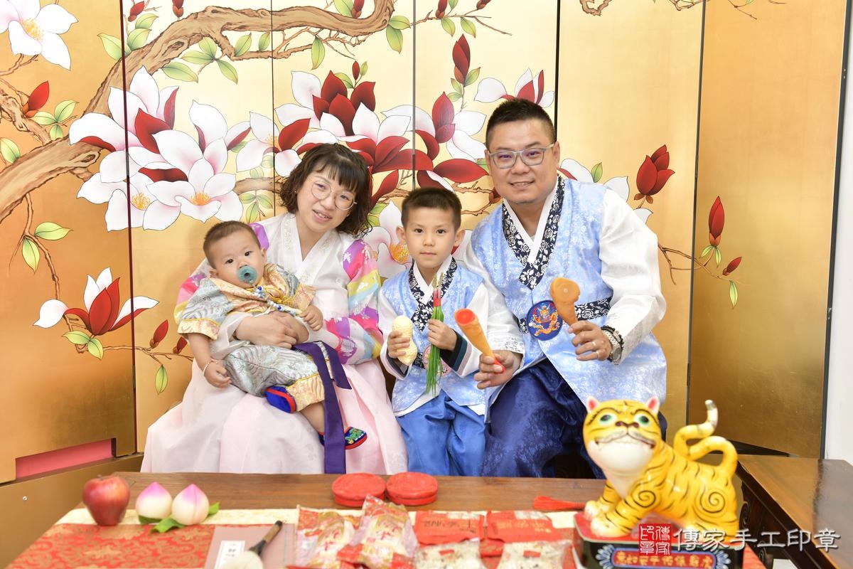 傳家手工印章新竹店、抓周、度晬、中國風會場、抓周道具物品、抓周證書、滿周歲、銓銓寶寶、新竹市、拍照、生日快樂