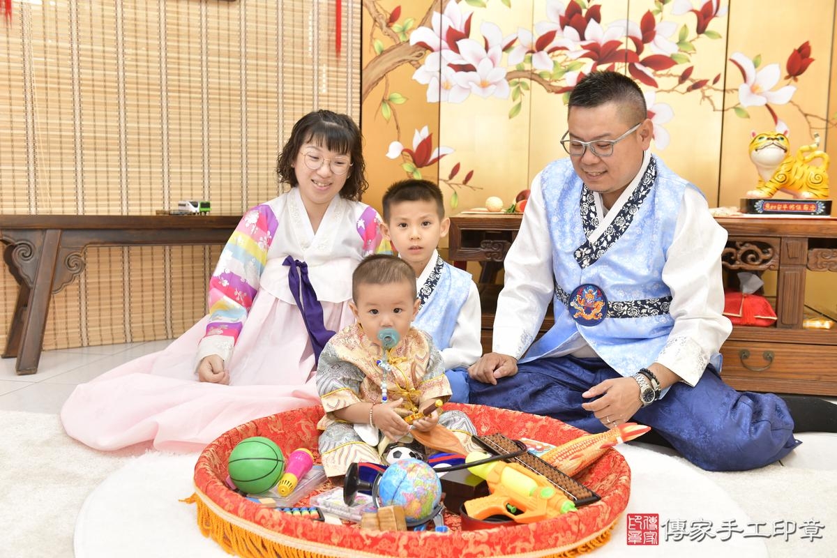 傳家手工印章新竹店、抓周、度晬、中國風會場、抓周道具物品、抓周證書、滿周歲、銓銓寶寶、新竹市、拍照、生日快樂