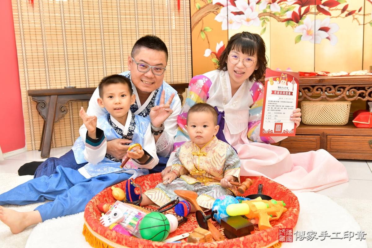 傳家手工印章新竹店、抓周、度晬、中國風會場、抓周道具物品、抓周證書、滿周歲、銓銓寶寶、新竹市、拍照、生日快樂
