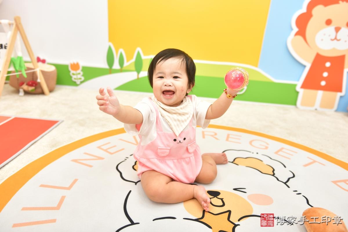 傳家手工印章台中店、美式抓周、抓周道具、未來職業、滿周歲、小希寶寶、台中市、拍照、生日快樂