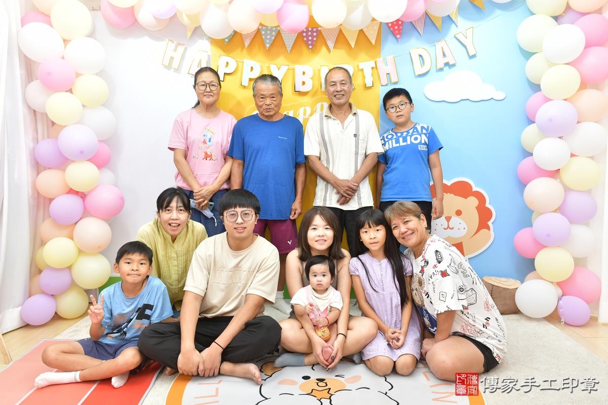 傳家手工印章台中店、美式抓周、抓周道具、未來職業、滿周歲、小希寶寶、台中市、拍照、生日快樂