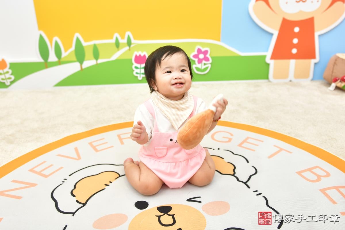 傳家手工印章台中店、美式抓周、抓周道具、未來職業、滿周歲、小希寶寶、台中市、拍照、生日快樂