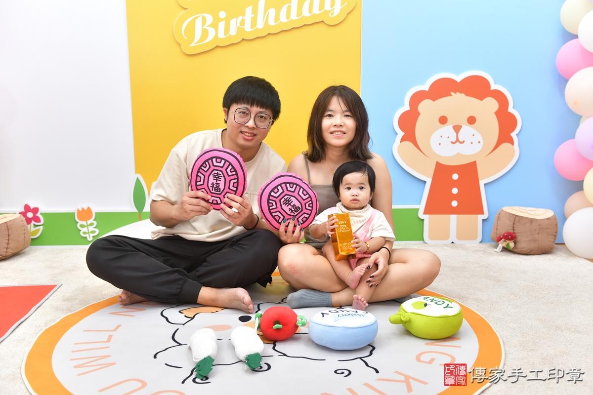 傳家手工印章台中店、美式抓周、抓周道具、未來職業、滿周歲、小希寶寶、台中市、拍照、生日快樂