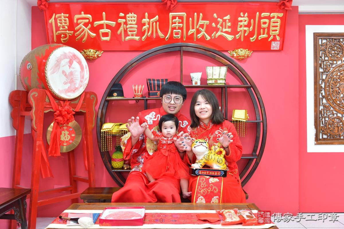 傳家手工印章台中店、美式抓周、抓周道具、未來職業、滿周歲、小希寶寶、台中市、拍照、生日快樂