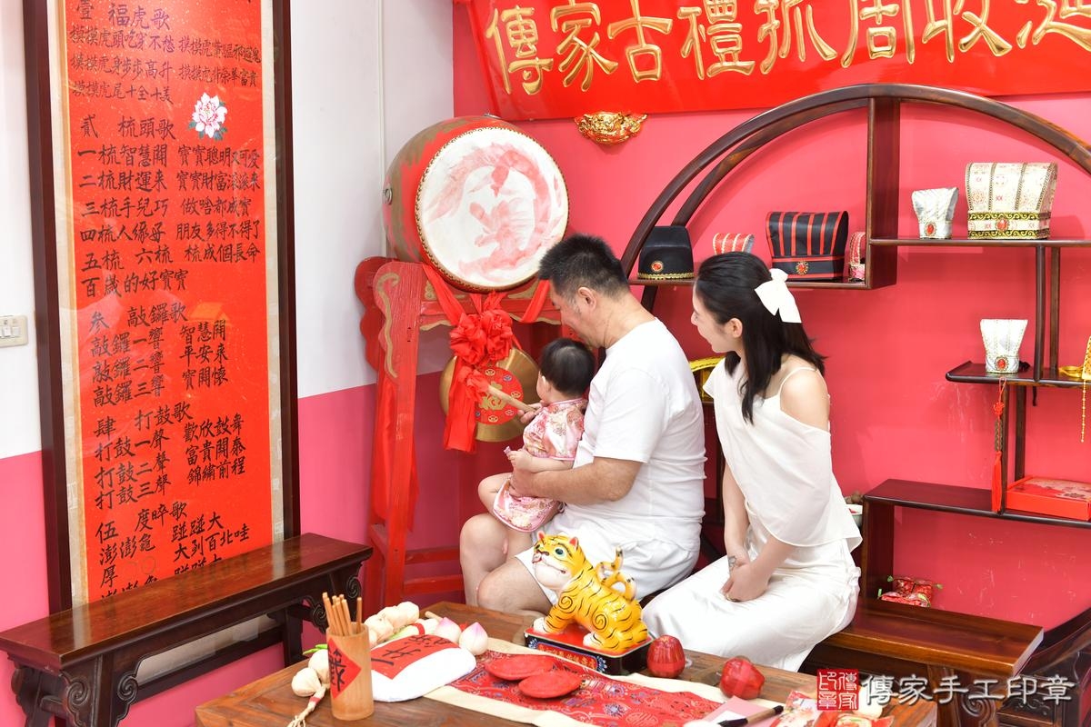 傳家手工印章台中店、美式抓周、抓周道具、未來職業、滿周歲、蕎蕎寶寶、台中市、拍照、生日快樂