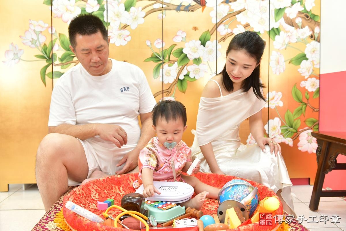 傳家手工印章台中店、美式抓周、抓周道具、未來職業、滿周歲、蕎蕎寶寶、台中市、拍照、生日快樂