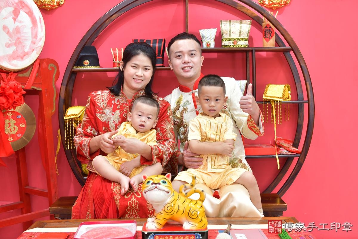 傳家手工印章台中店、抓周、度晬、中國風會場、抓周道具物品、抓周證書、滿周歲、睿睿寶寶、台中市、拍照、生日快樂 傳家手工印章台中店、抓周、度晬、中國風會場、抓周道具物品、抓周證書、滿周歲、睿睿寶寶、台中市、拍照、生日快樂